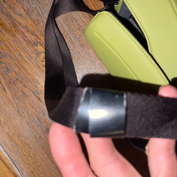 SONY hard case moss green/never used/measures 7.5 x 4x3 (magnetic close flap) - Picture 4 of 7